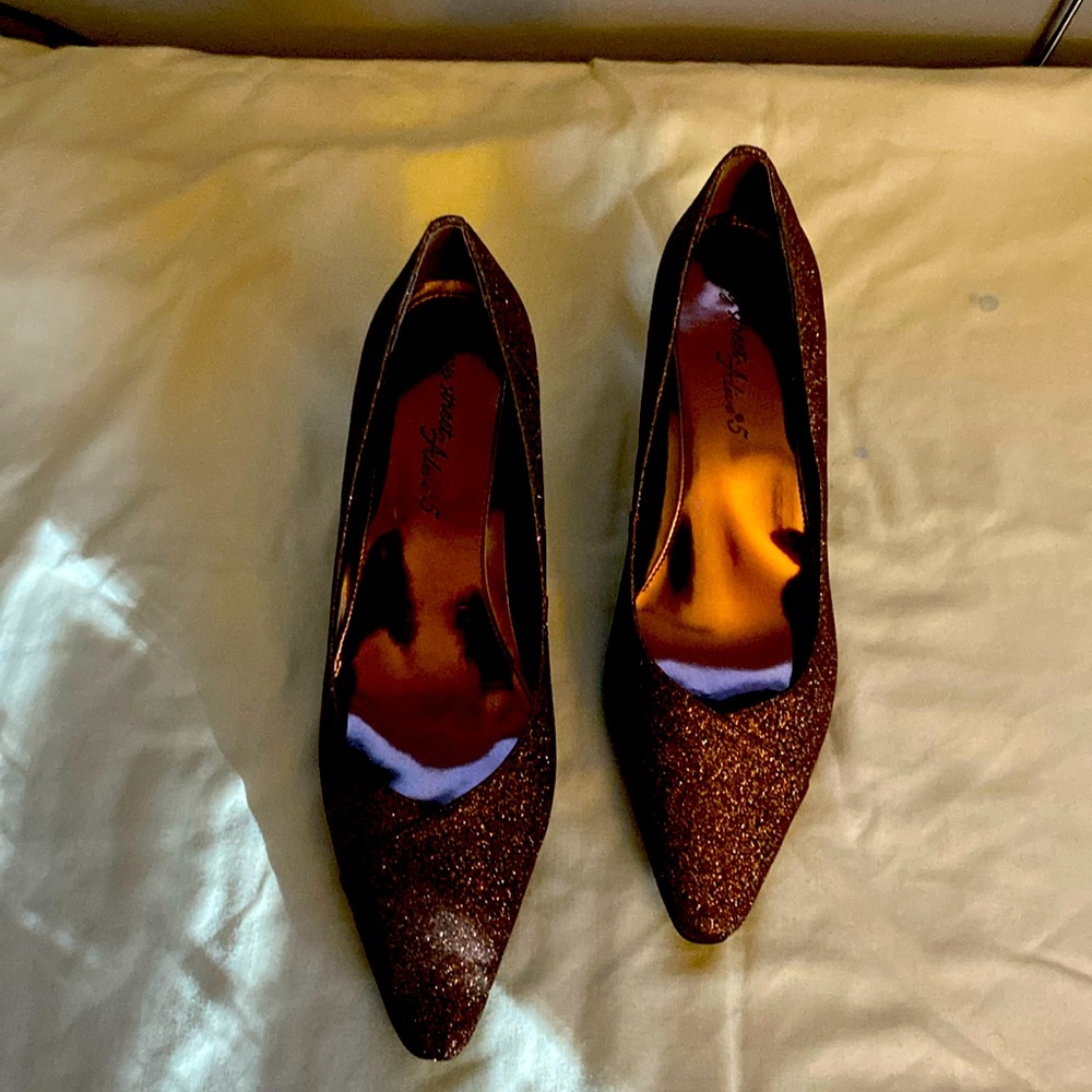 Ladies beautiful glitter coffee colored evening pumps